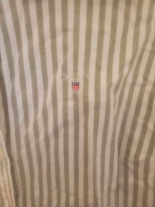 Camisa de senhora da marca GANT, às riscas verticais