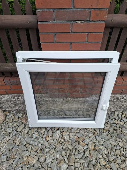 Okno 850 mm na 850 mm
