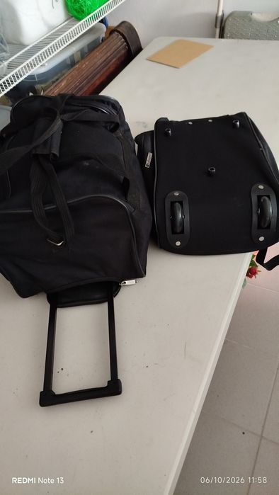 Vendo vários sacos e malas