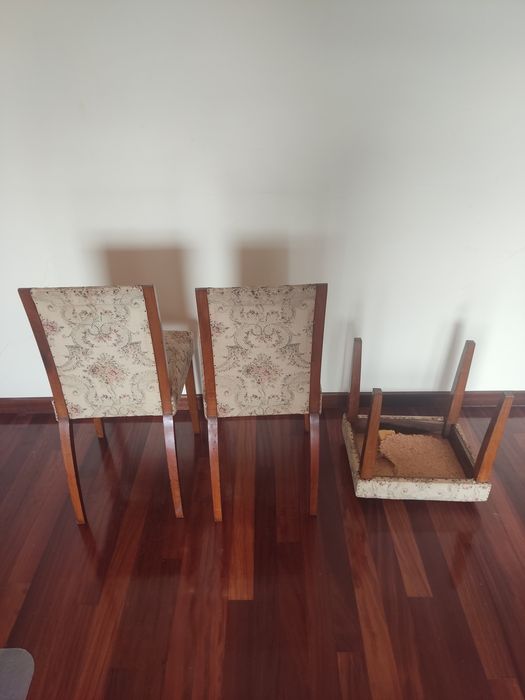 Duas cadeiras e um banco