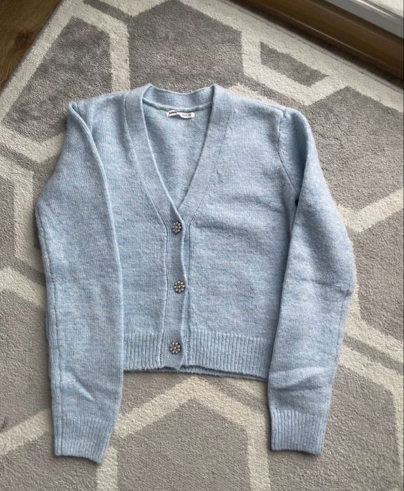 Śliczny błękitny sweterek