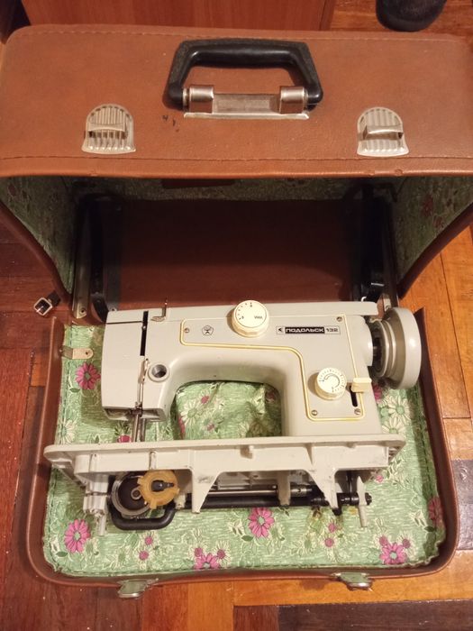 Швейная машина  не рабочая на запчасти Подольск 132