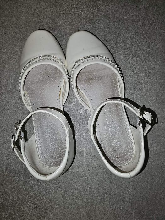 Białe buty komunijne