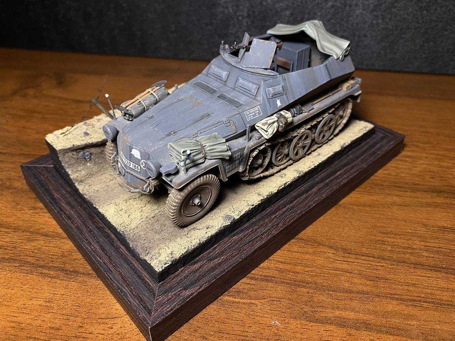 Niemiecki pojazd Sd.Kfz. 250/1 w skali 1:35.