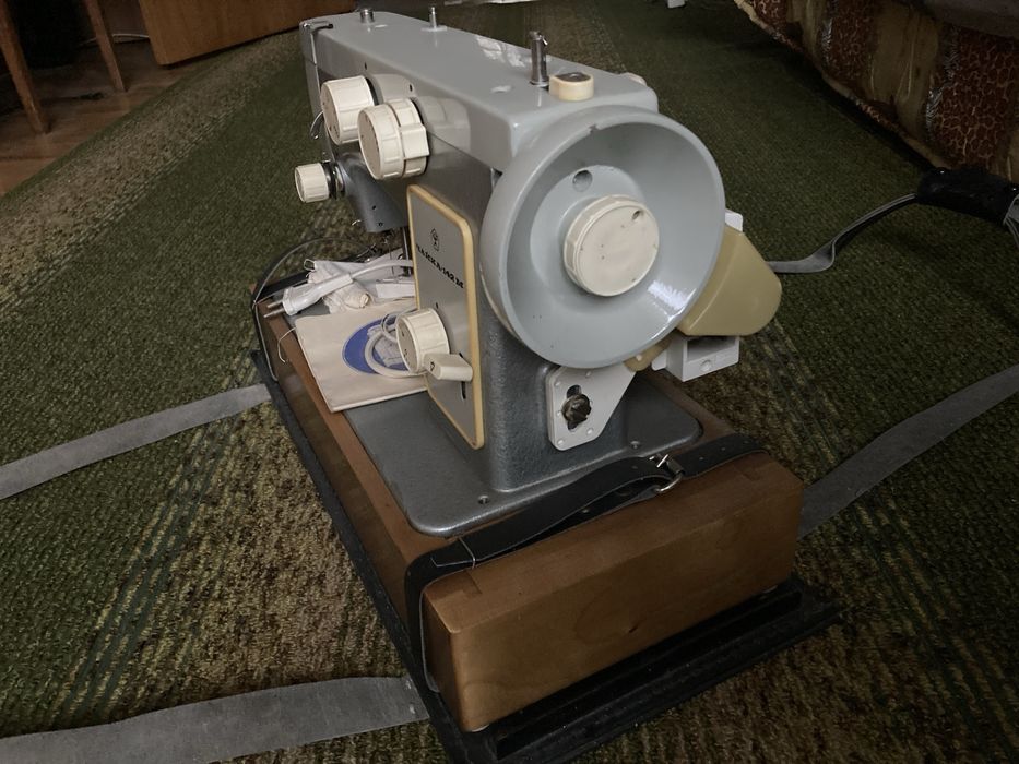 Швейна машинка Чайка 142 М