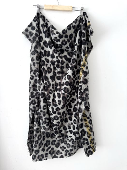 Next oversizowy szal w panterkę