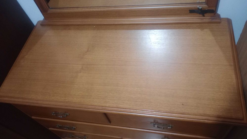 Cómoda com espelho.