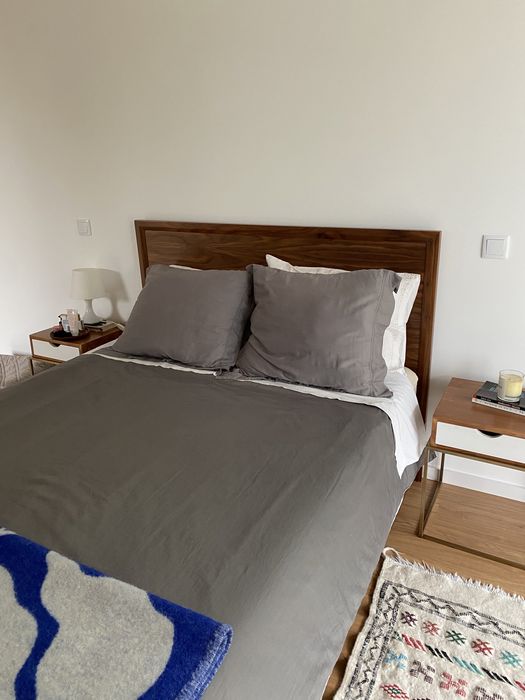 Cama em madeira de Nogueira 1.40 x 2.0m nova