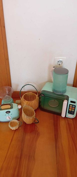 Casinha de bonecas e cozinha de madeira