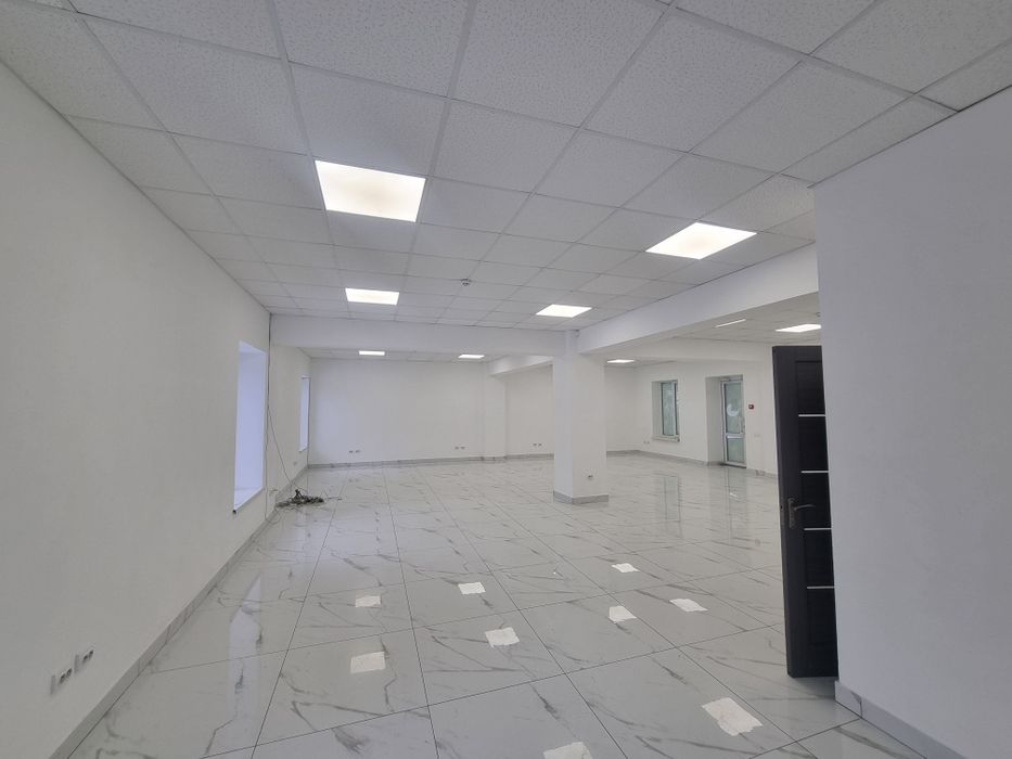 Центр міста, вул.Замкова, 1 поверх. 127кв.м.