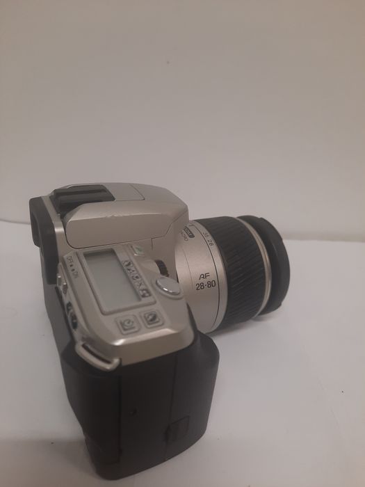 Плівковий дзеркальний фотоапарат Minolta Dynax 5 з об’єктивом Minolta AF Zoom 28–80 мм f/3.5–5.6 D.