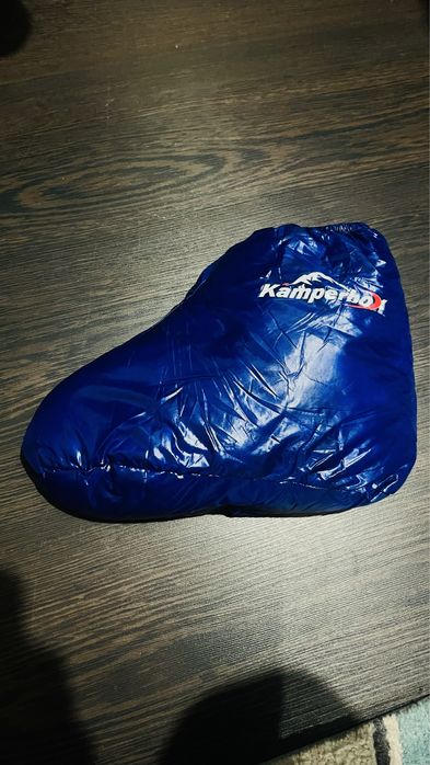 Botins azuis de penas