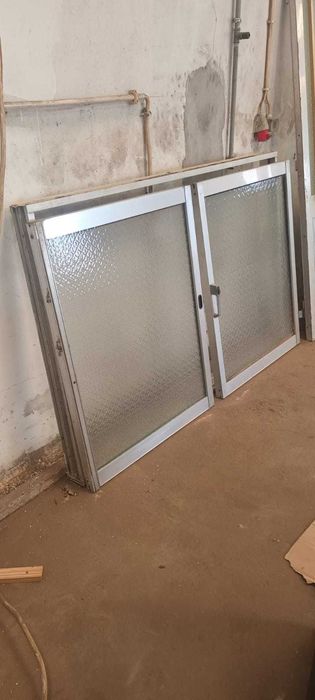 Porta Grande e Janela de Alumínio com caixilaria! Ideal para Garagem ou Quintal