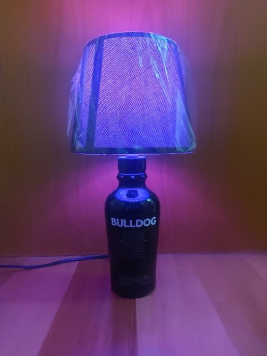 Candeeiro BullDog
Disponível!
20€ c/lâmpada branca
28€ c/lâmpada mul