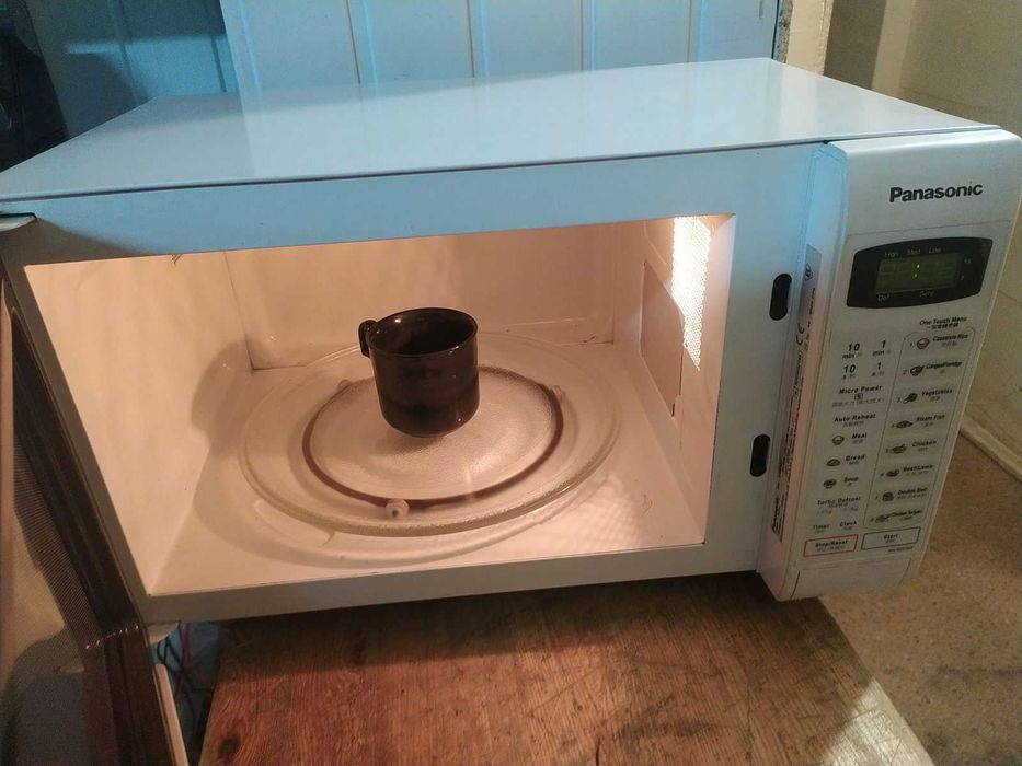 Продам мікрохвильову піч Panasonic NN-S553WF