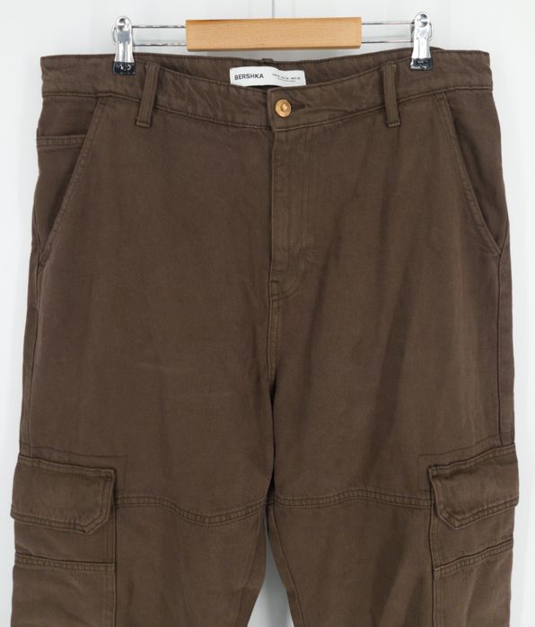 Jeansy cargo proste brązowe Bershka 46