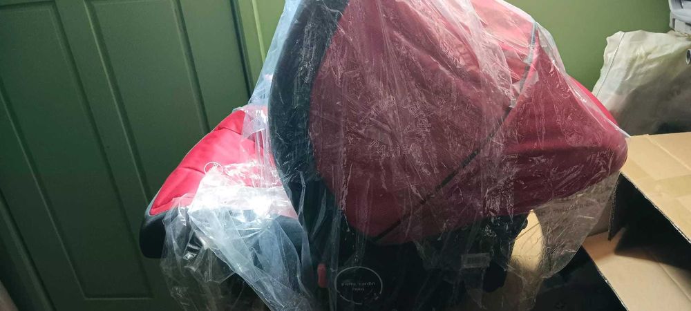 carrinho com cadeira e ovo da pierre cardin