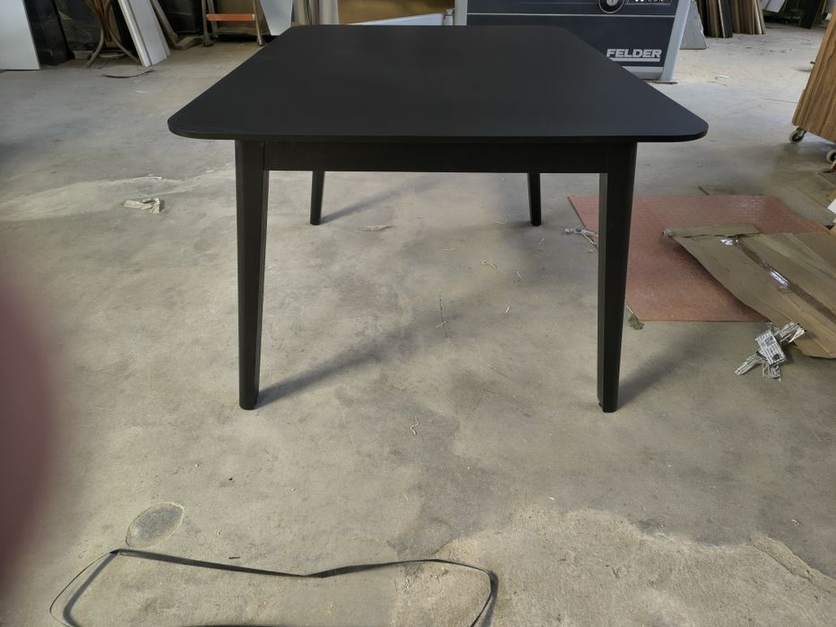 Stół czarny drewniany narbutas