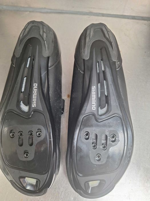 Sapatos de ciclismo de estrada da marca Shimano