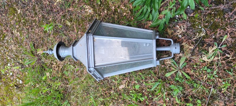 Słup oświetleniowy parkowy żeliwny z oprawą