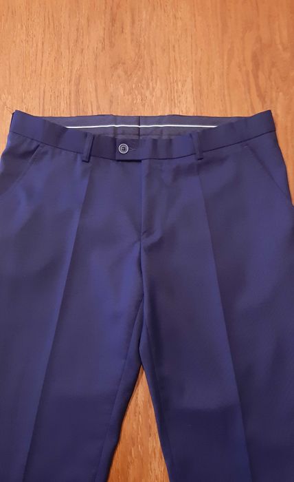 Granatowy garnitur męski + krawat