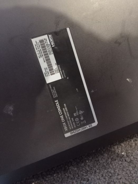 Xbox One + 2 jogos + 2 comandos