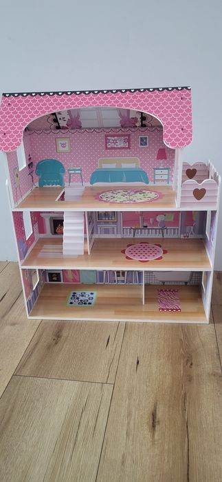 Drewniany domek dla lalek