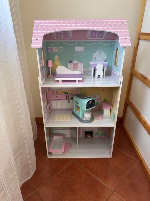 Casinha de boneca, máquina de café, ambulância