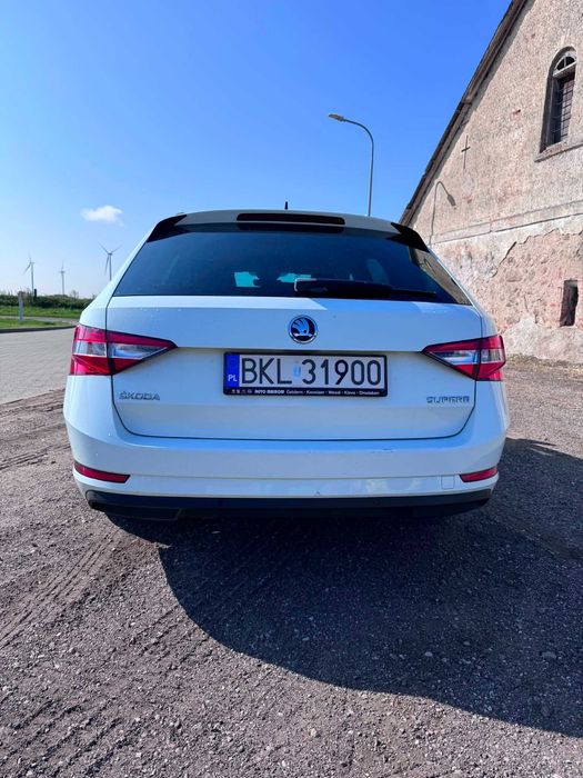 samochód osobowy SKODA SUPERB