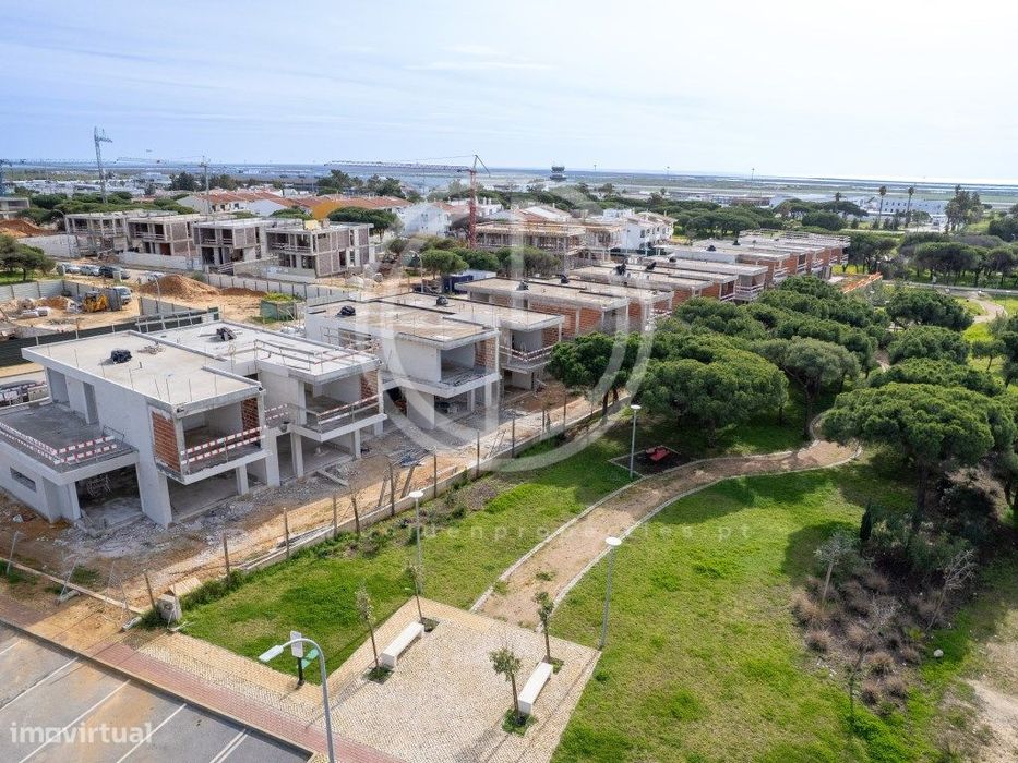 Moradia em T4 em banda em Faro