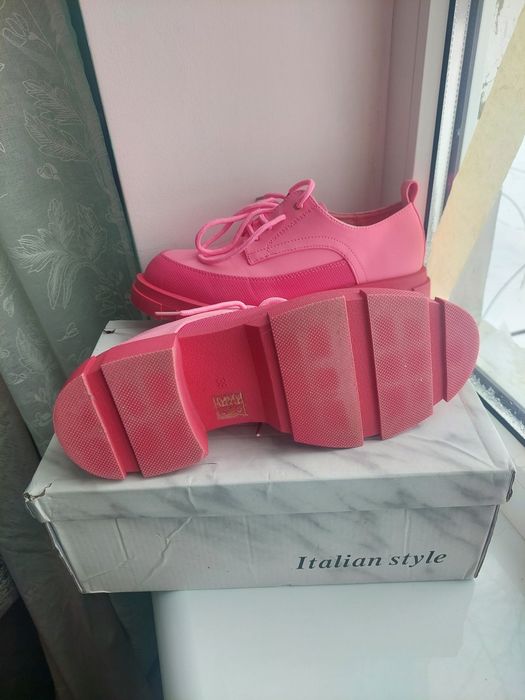 Жіночі черевики, туфлі, снікерси