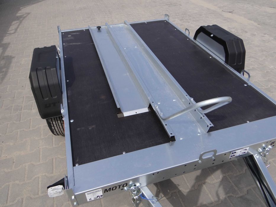 RYNNA NAJAZDOWA - Temared MOTO 1, podłoga sklejka