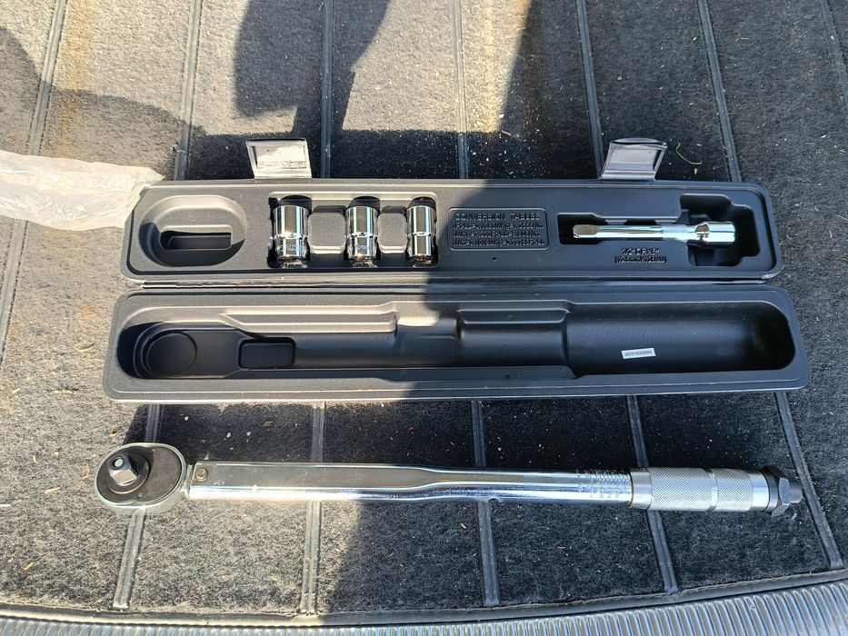 Klucz dynamometryczny 1/2” 40–210 Nm + nasadki – komplet
Sprzedam kluc