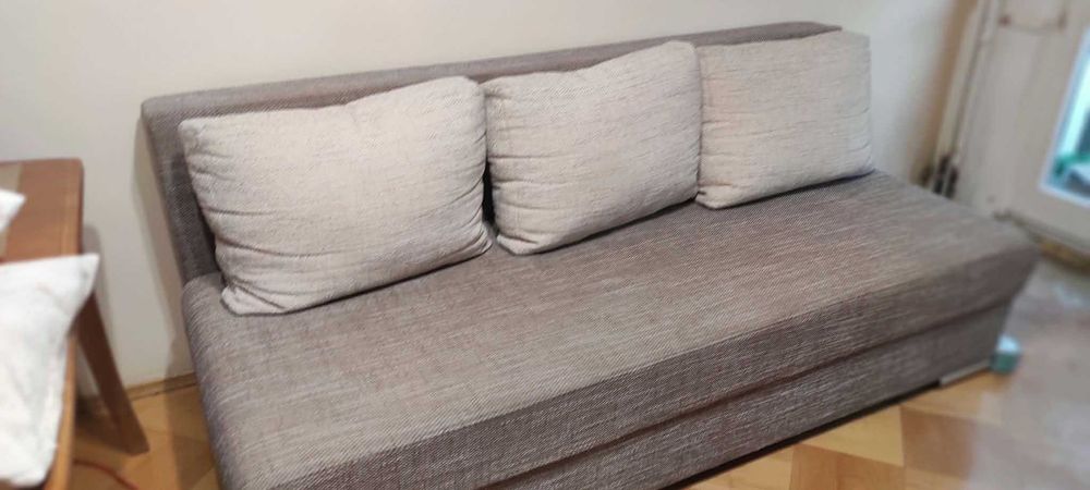 Wygodna sofa / kanapa rozkładana z funkcją spania + poduszki