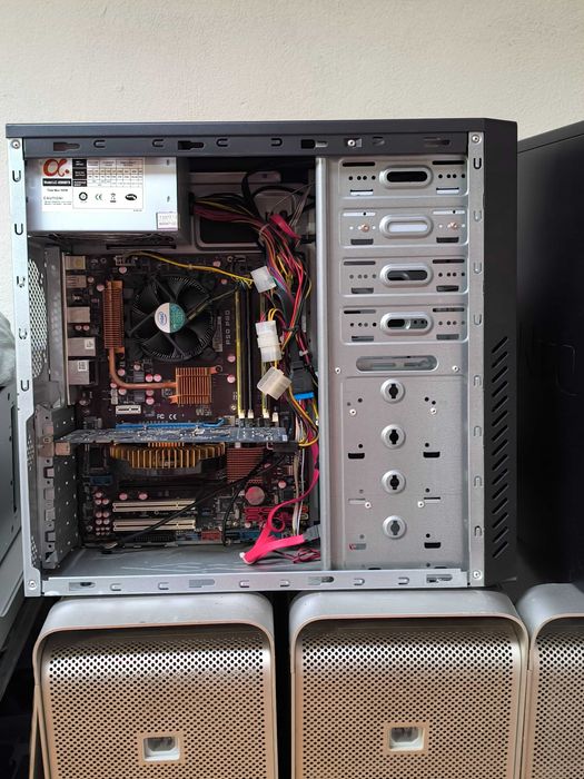 PC torre com Monitor, teclado e rato