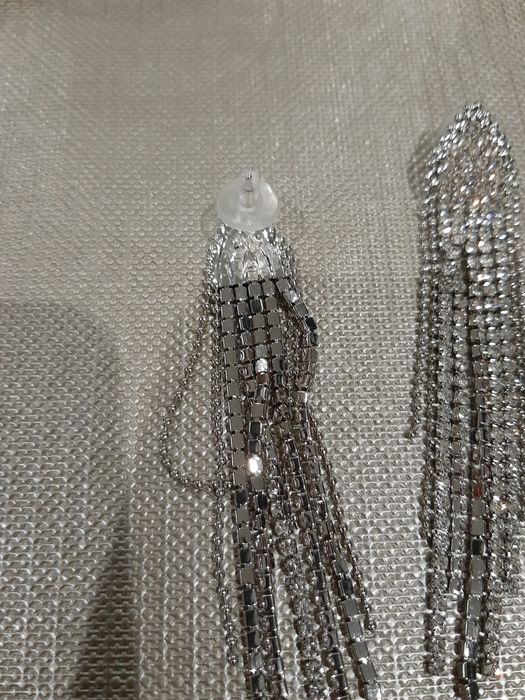 Brincos compridos de brilhantes novos