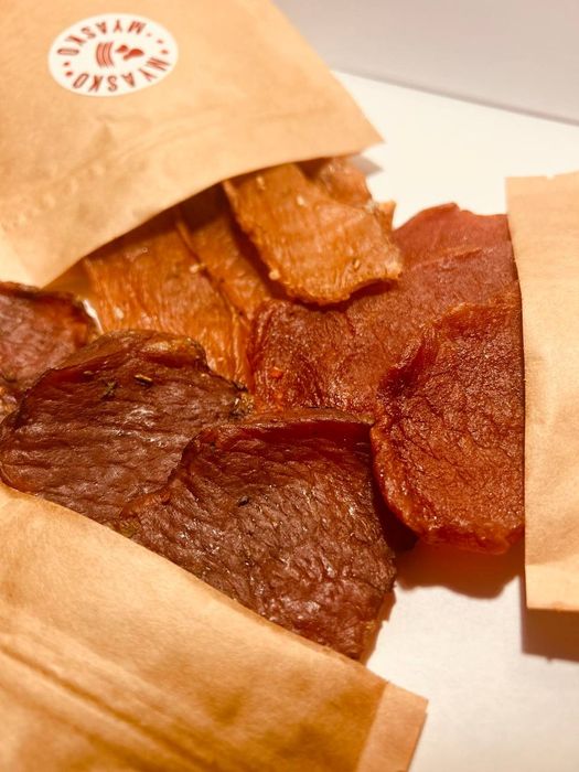 Джерки , мясо сушёное , колбаски , снеки.