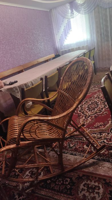 Крісло-качалка із ротангу