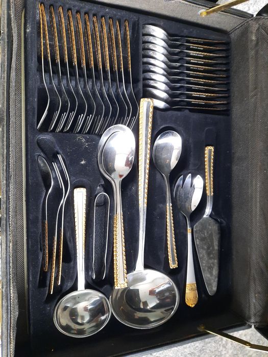 Набор на 12 персон вилки, ложки, ножи, в кейсе