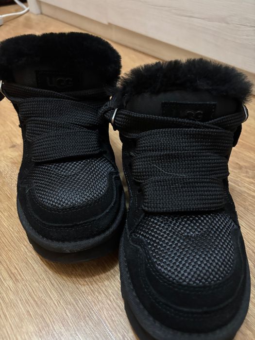 czarne buty ugg lowmel