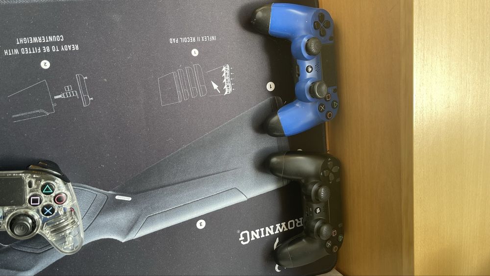 Ps4 pro 1 Tb com 3 comandos