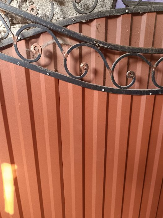 Продаються варота з хвірткою та листи бляхи на забор,та арматура