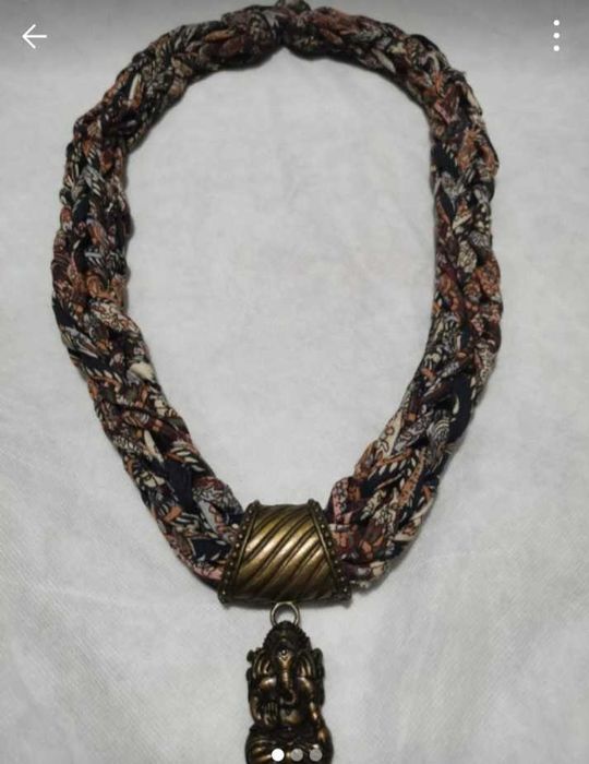 Colar senhora feito em tecido e metal