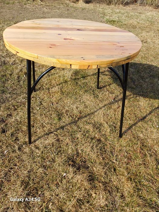 Stolik jest  okrągły