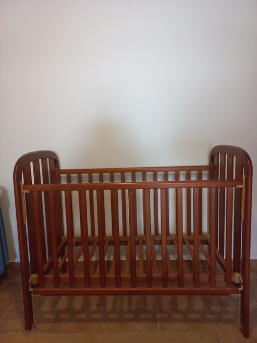 Cama de bebé em madeira