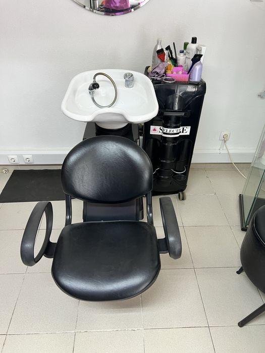 Lavatório de Cabeleireiro Profissional com Cadeira – Bom Estado