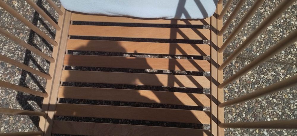 Cama de bebé em madeira com colchão