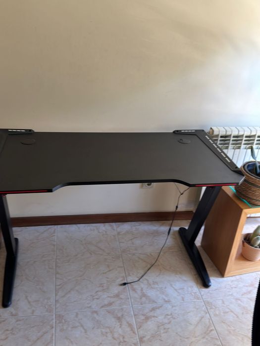Mesa gaming com LEDS- preço negociável