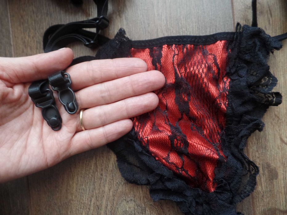 Czerwono czarny seksowny komplet bielizny - gorset i stringi R. M