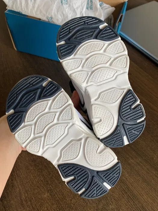 Nowe dziecięce buty sportowe